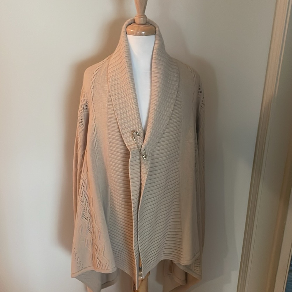 EUC~Jones New York Women’s Tan Cardigan Sweater Detailed With Large Gold Pin